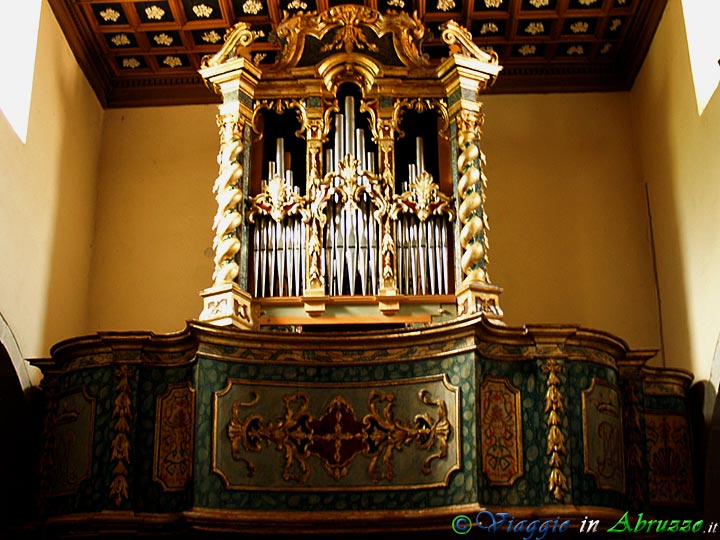 25-P6161075+.jpg - 25-P6161075+.jpg - Il pregevole organo della chiesa di S. Pietro (XVI sec.).
